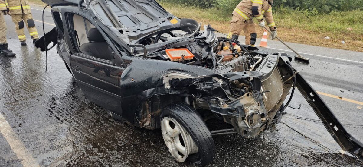 Motorista sobrevive após ficar preso às ferragens em acidente que deixou carro irreconhecível em Juazeirinho motorista, juazeirinho