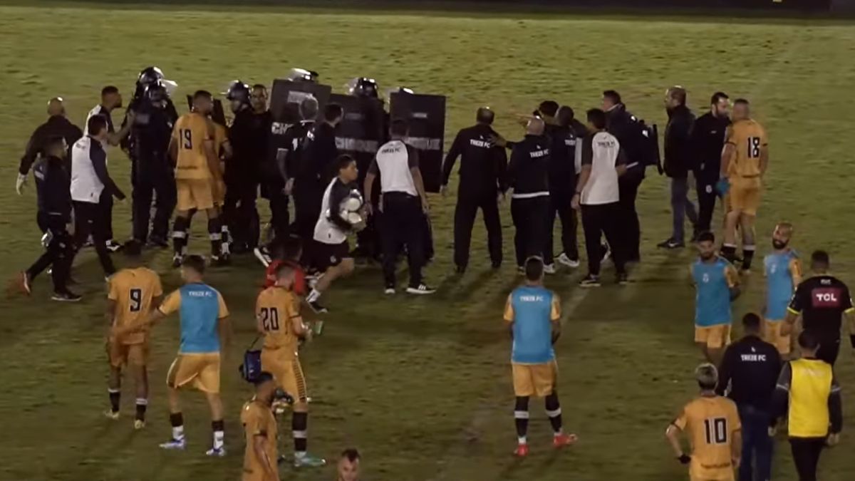 Árbitro relata em súmula invasão de dirigentes do Treze após partida no Amigão: "Veio aqui para roubar" Comissão técnica, diretoria e jogadores do Treze reclamam da arbitragem após o apito final do jogo contra o Atlético-CE pela Série D 2024