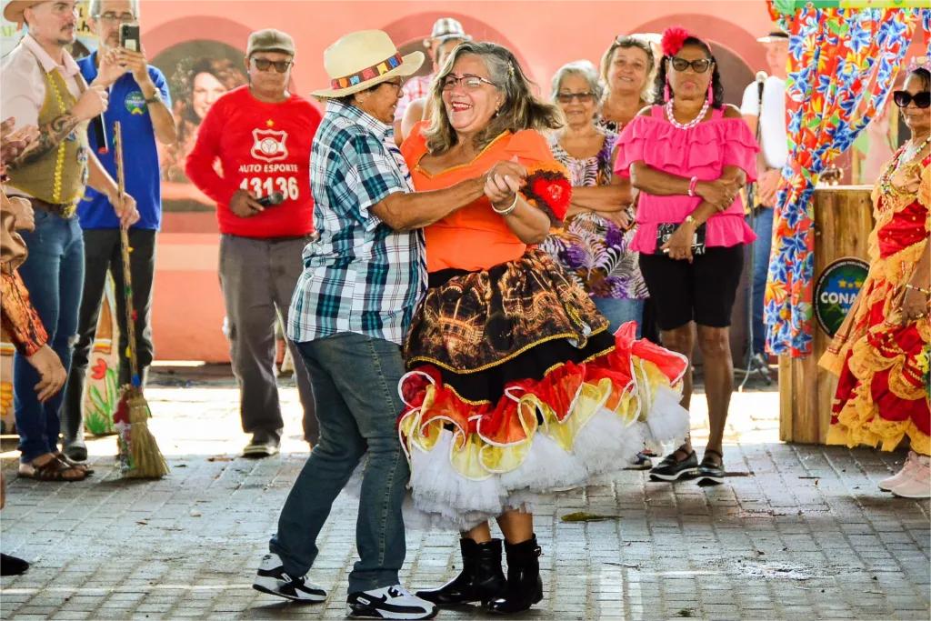 Festival do Milho da Cecaf deve comercializar mais de 520 mil espigas até sábado A abertura do Festival do Milho contou com apresentações do grupo de xaxado ‘As Cangaceiras de Lampião’