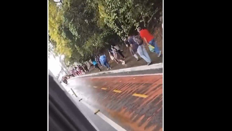 Passageiros descem de ônibus após veículo ficar sem força para subir ladeira em João Pessoa passageiros, ônibus, ladeira, chuva, João Pessoa, Castelo Branco