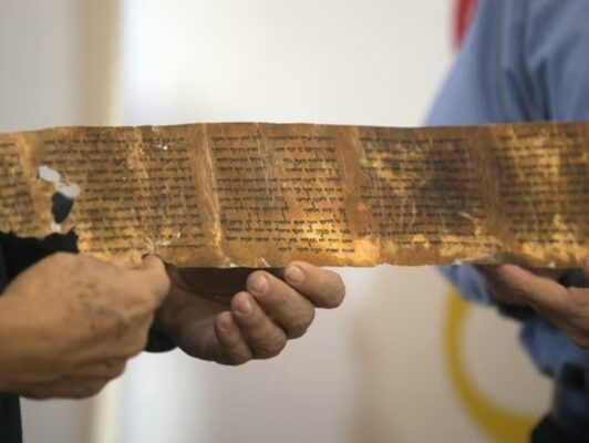 réplica de um trecho do manuscrito dos Dez Mandamentos — Foto: AFP Photo/Menahem Kahana