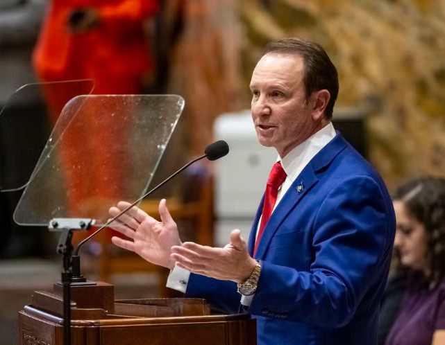 Louisiana, nos EUA, cria lei que obriga salas de aula a ter cartaz com os 10 mandamentos Jeff Landry, governador da Louisiana, nos Estados Unidos. — Foto: Michael Johnson/The Advocate via AP, Pool, File