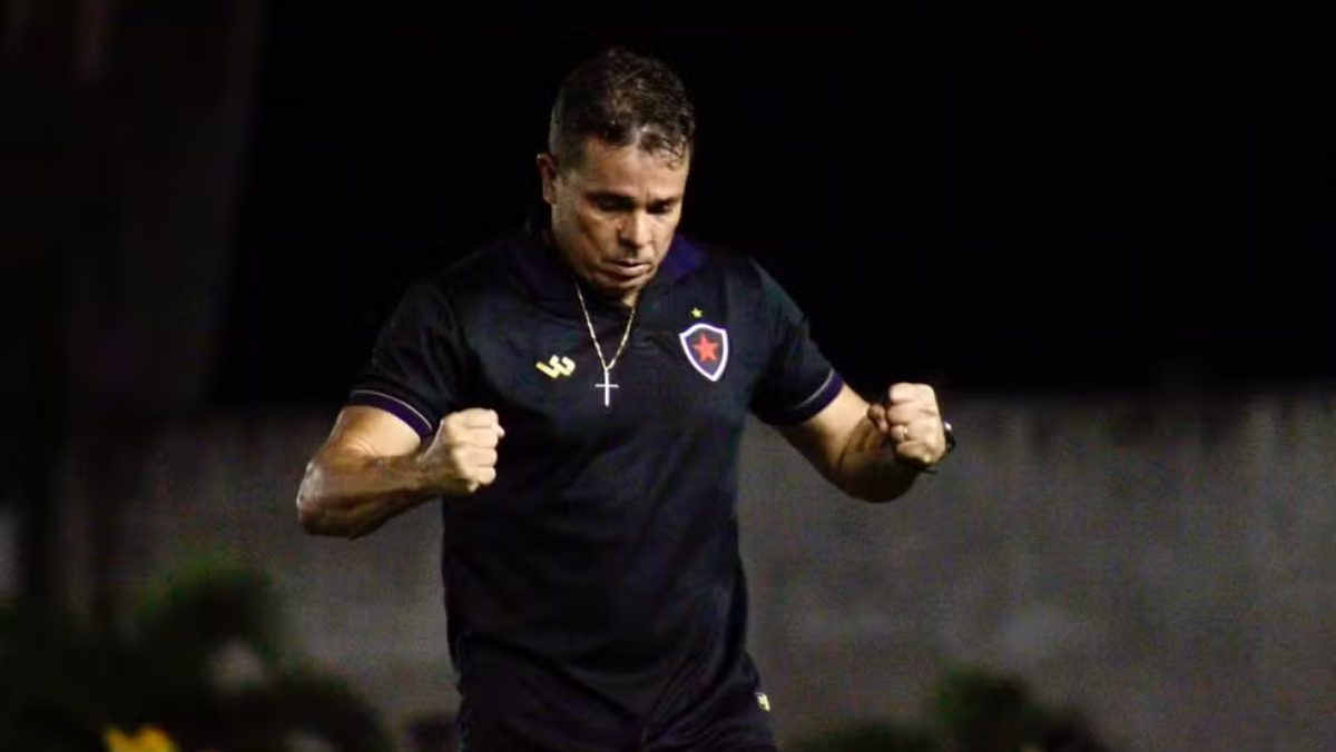 Com classificação do Botafogo-PB encaminhada, Piza quer 'potencializar' elenco e planeja rodagem na reta final da Série C Evaristo Piza tem início de terceira passagem avassaladora no Botafogo-PB — Foto: Wellington Faustino/FPF-PB