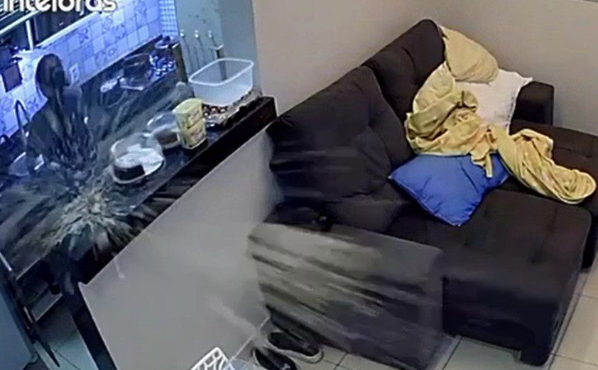 VÍDEO: garrafa com refrigerante congelado explode e assusta dona de casa Garrafa, Refrigerante, Explosão