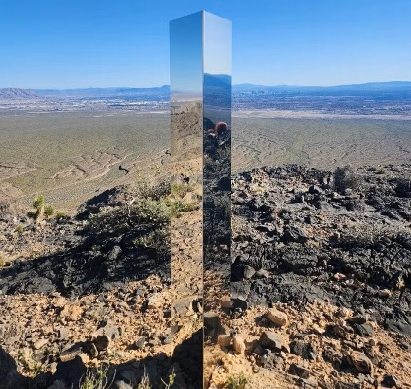 Objeto misterioso aparece em deserto perto de Las Vegas; autoridades investigam há 3 dias Monólito espelhado encontrado perto de Las Vegas no final de semana do dia 15 de junho de 2024. — Foto: Polícia de Las Vegas