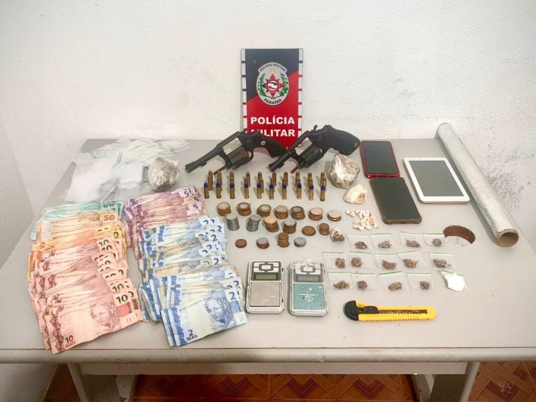 Polícia Militar prende suspeitos por tráfico de drogas na cidade de Patos A Polícia Militar prendeu, na noite dessa sexta-feira (14), dois homens