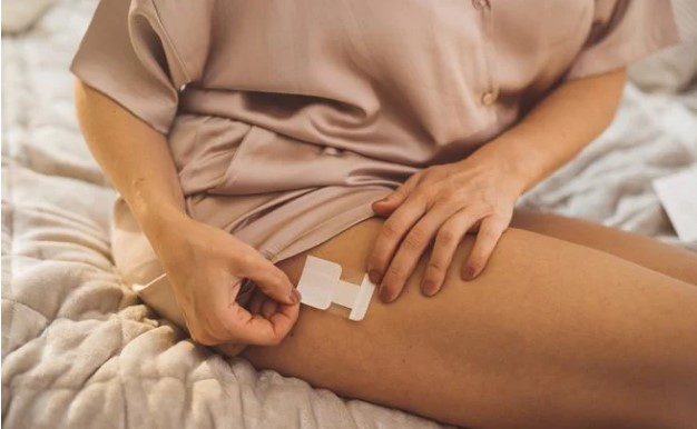 Adesivo de reposição hormonal tem mudado a vida de mulheres na menopausa O adesivo tem mudado a vida de mulheres na menopausa