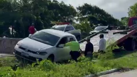 VÍDEO: motorista tenta passar com carro por via interditada em João Pessoa e acaba caindo em vala VÍDEO: motorista tenta passar com carro por via interditada em João Pessoa e acaba caindo em vala