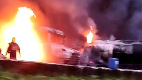 VÍDEO: caminhões pegam fogo após colisão na BR-101 em Mamanguape e trânsito fica interditado VÍDEO: caminhões pegam fogo após colisão na BR-101 em Mamanguape e trânsito fica interditado