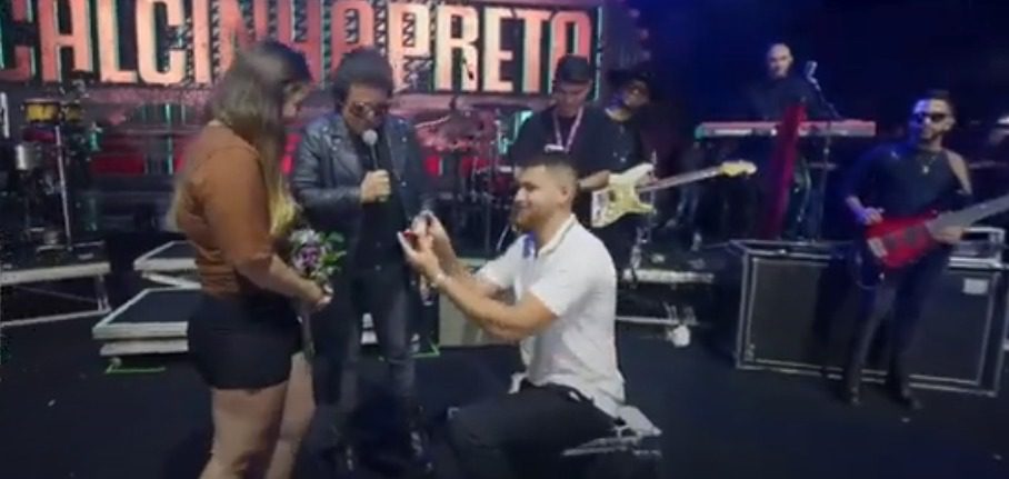 VÍDEO: fã da Calcinha Preta é pedida em casamento durante show da banda no São João de Campina Grande VÍDEO: fã da Calcinha Preta é pedida em casamento durante show da banda no São João de Campina Grande