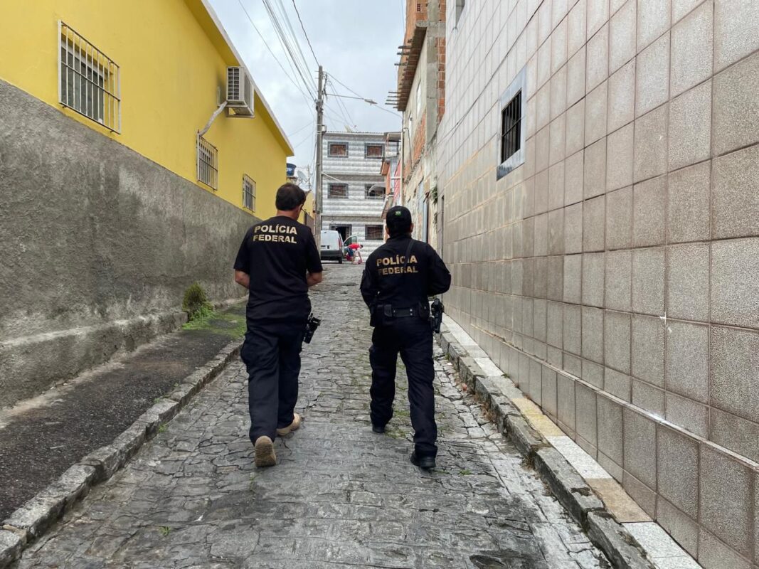 Polícia Federal cumpre mandados de prisão contra membros de organização criminosa por tráfico de drogas e lavagem de dinheiro na Paraíba Polícia Federal cumpre mandados de prisão contra membros de organização criminosa por tráfico de drogas e lavagem de dinheiro na Paraíba