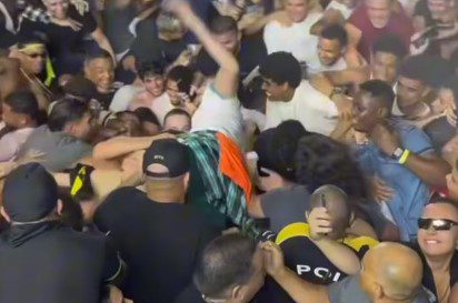 VÍDEO: fã pede pix a Nattanzinho após ter relógio furtado quando cantor pulou nos braços do público, em Campina Grande vídeo, fã, pix, Nattanzinho, relógio, furtado, Campina Grande