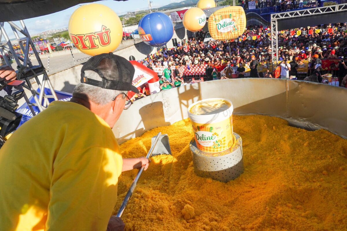 São João de Caruaru serve cuscuz gigante de 800kg durante festa junina São João de Caruaru serve cuscuz gigante de 800kg durante festa junina