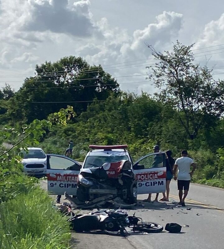 Homem fica ferido após acidente entre viatura da polícia e motociclista em Sapé Homem fica ferido após acidente entre viatura da polícia e motociclista em Sapé