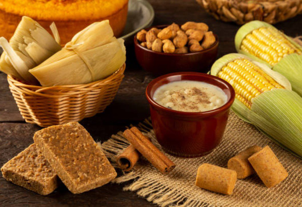 Entre caldos, bolos, milho-verde, canjica, paçoca, pé-de-moleque, vem a festa junina
