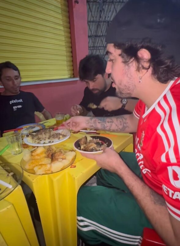 Nattan surpreende fãs com prato de cuscuz e picado na Feira da Prata após show em Campina Grande Nattan surpreende fãs com prato de cuscuz e picado na Feira da Prata após show em Campina Grande