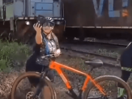 VÍDEO: Ciclista é atinginda por trem ao tirar selfie próximo aos trilhos VÍDEO: Ciclista é atinginda por trem ao tirar selfie próximo aos trilhos