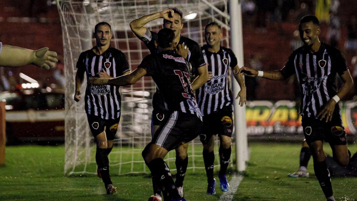 Com muita chuva, Botafogo-PB vence Athletic no Almeidão e assume liderança do Grupo na Série C Botafogo-PB vence o Athletic no Almeidão - Foto: Divulgação