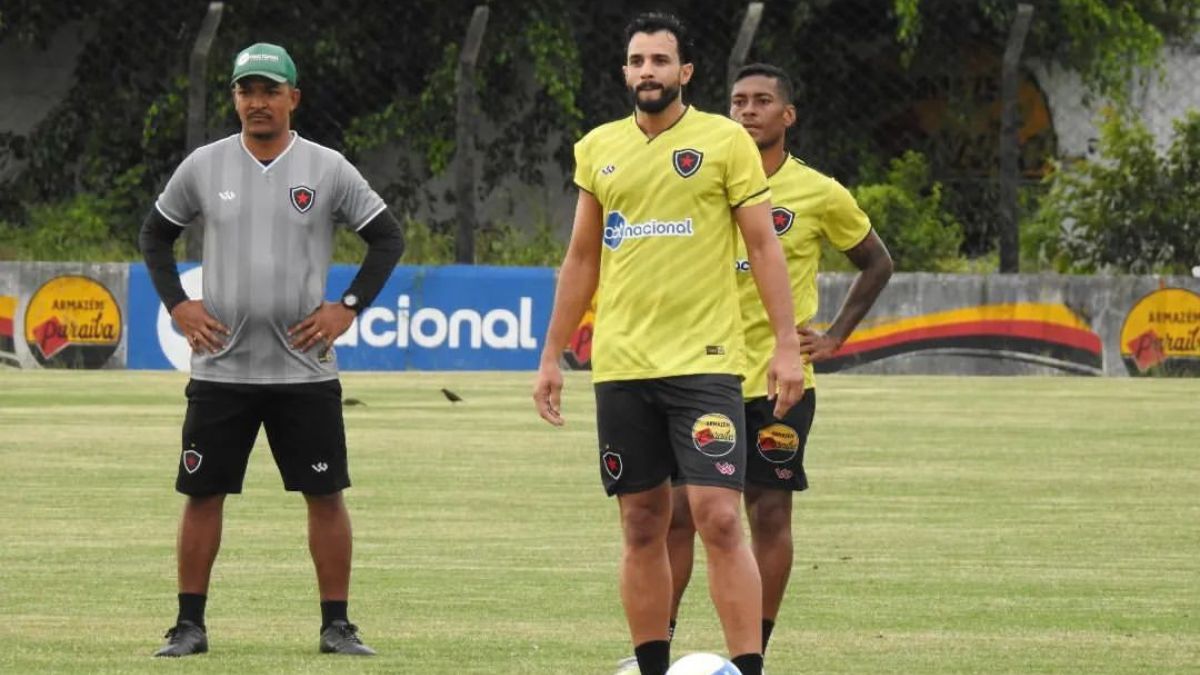 Henrique Dourado fala em 'missão difícil' do Botafogo-PB contra o São Bernardo e pede: "Foco total" Henrique Dourado, Botafogo-PB
