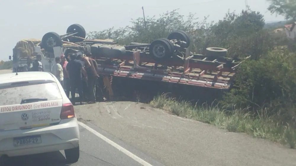 Caminhão com carga de frutas tomba na BR-230, na Paraíba, e motorista fica ferido caminhão, frutas, br-230