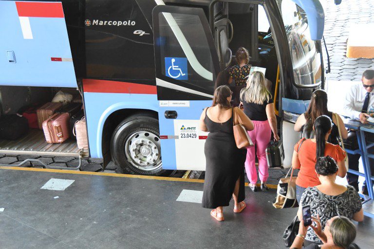 Mulheres desacompanhadas podem escolher assento em ônibus de viagem na Paraíba; saiba como A gratuidade só será válida para o dia das eleições 2024 (1º e 2º turnos), de acordo com a Lei estadual nº 13.319/2024, sancionada pelo governador João Azevêdo.