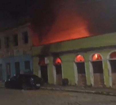 VÍDEO: Incêndio atinge casarão no Centro Histórico de João Pessoa Incêndio atinge casarão abandonado no Centro de João Pessoa.