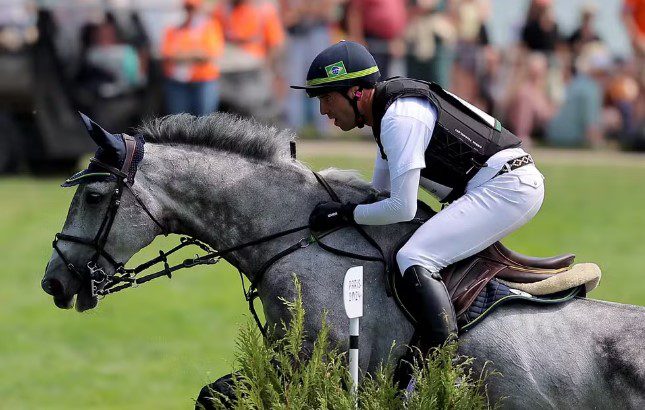 Olimpíadas: 12º colocado, Brasil tem poucas chances de medalha na final de hoje do Hipismo Marcio Carvalho Jorge no cross-country do hipismo CCE nas Olimpíadas de Paris 2024 — Foto: REUTERS/Zohra Bensemra