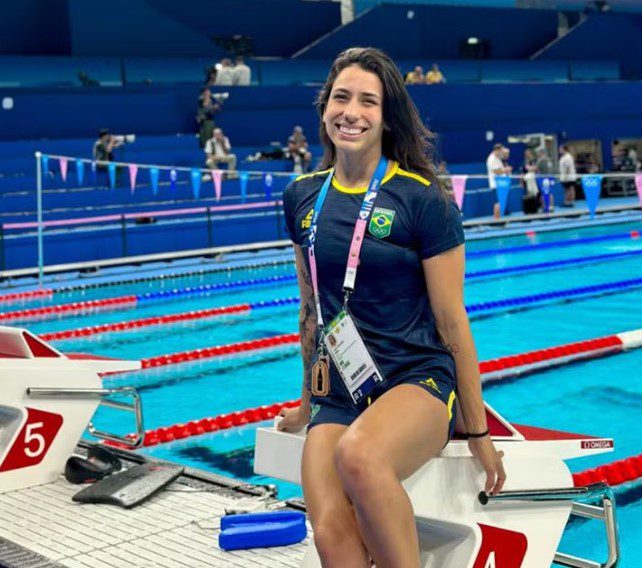 Nadadora do Brasil é desligada por deixar Vila Olímpica sem autorização à noite Ana Carolina Vieira, nadadora do Brasil — Foto: Reprodução