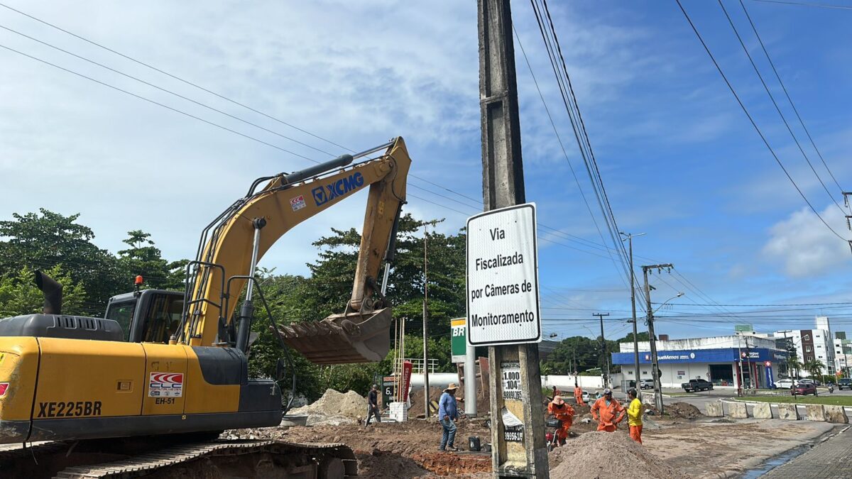 Trecho com obras de drenagem do DER-PB é interditado no bairro do Geisel Trecho com obras de drenagem do DER-PB é interditado no bairro do Geisel