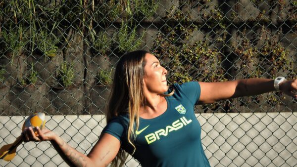 Jucilene Sales de Lima é atleta especializada no lançamento de dardo