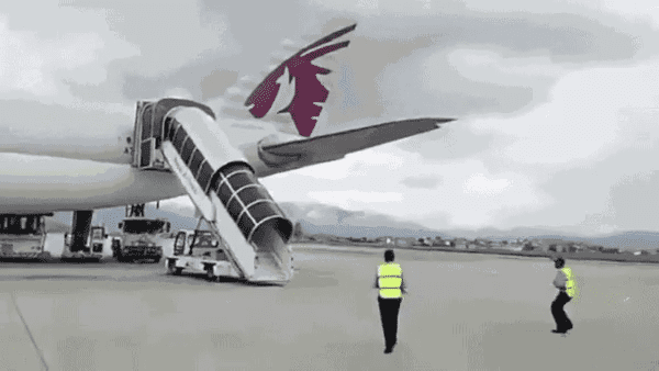 VÍDEO: Avião caí logo após decolar, explode e deixa quase 20 mortos VÍDEO: Avião caí logo após decolar, explode e deixa quase 20 mortos
