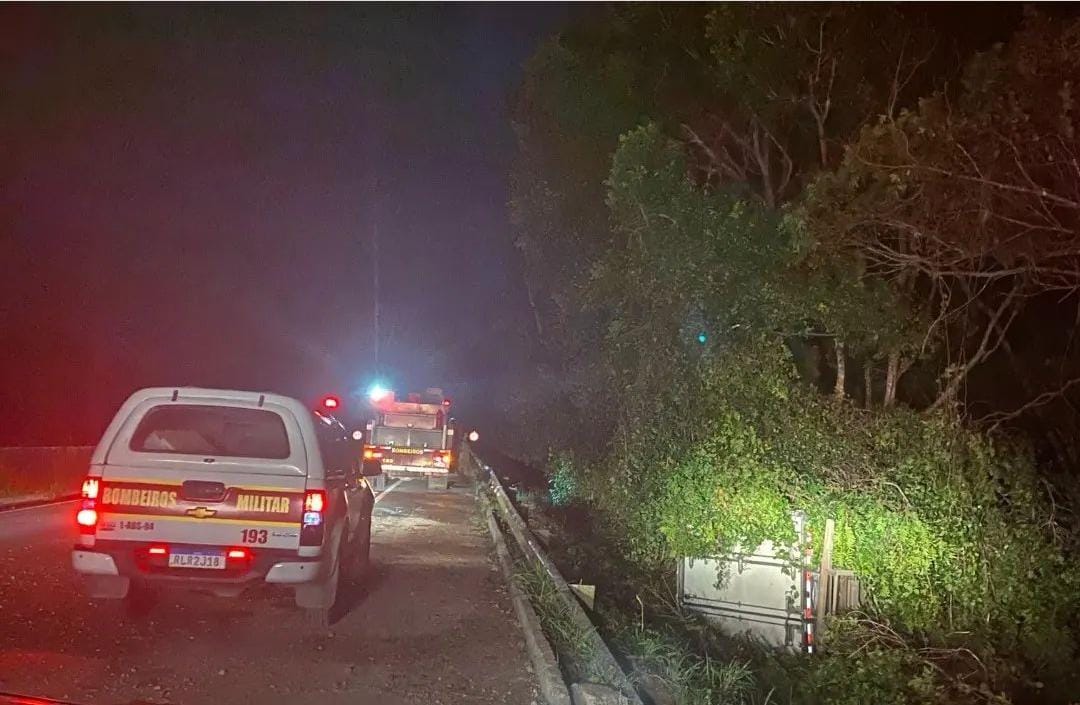 Motorista fica preso às ferragens após capotamento de caminhão na BR-101 na Paraíba