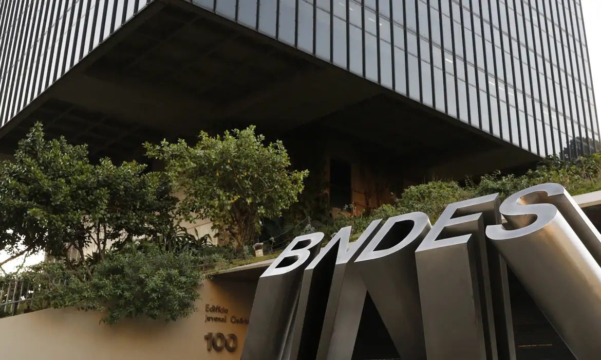 Salários iniciais de R$ 20,9 mil: BNDES lança edital de concurso com 150 vagas BNDES