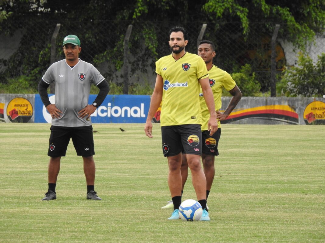 Henrique Dourado treina pela primeira vez no Botafogo-PB Henrique Dourado, Botafogo-PB