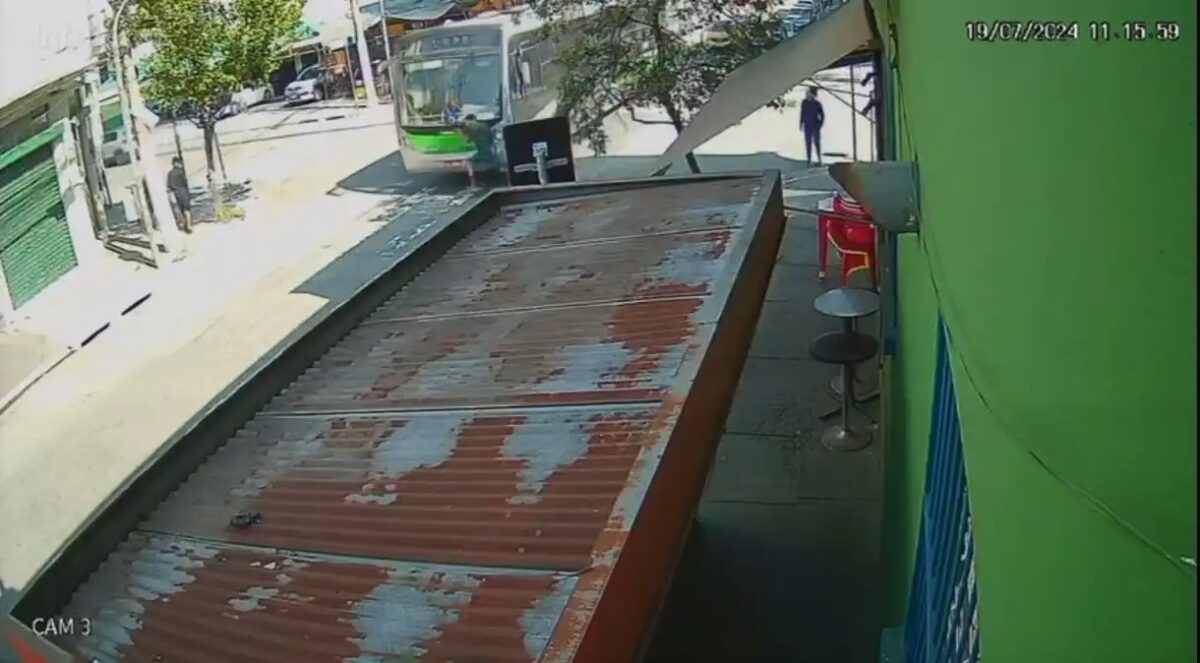 VÍDEO: adolescente morre atropelado por ônibus após furtar celular de idoso Adolescente, Morte