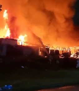 Corpo de Bombeiros evita incêndio em posto de gasolina após chamas se alastrarem em vegetação na BR-230 Corpo de Bombeiros evita incêndio em posto de gasolina após chamas se alastrarem em vegetação na BR-230