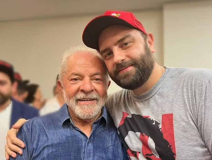 Filho de Lula xinga Janja em mensagem no WhatsApp; PRINT Lula e filho