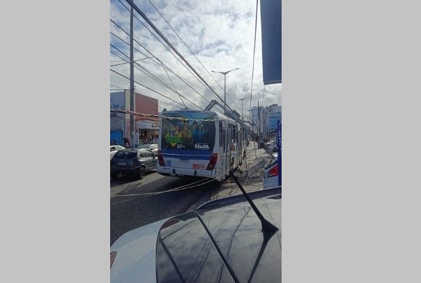 VÍDEO: ônibus bate em poste, que quebra e acerta veículo na avenida principal dos Bancários, em João Pessoa Poste, Ônibus, João Pessoa, Sérgio Guerra
