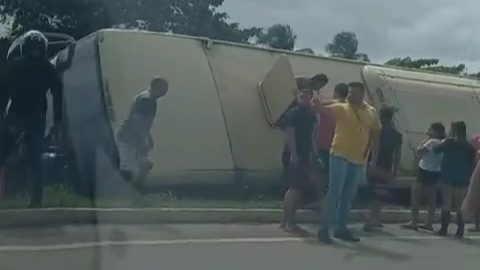 VÍDEO: ônibus perde o controle e tomba na BR-230 em Sobrado VÍDEO: ônibus perde o controle e tomba na BR-230 em Sobrado