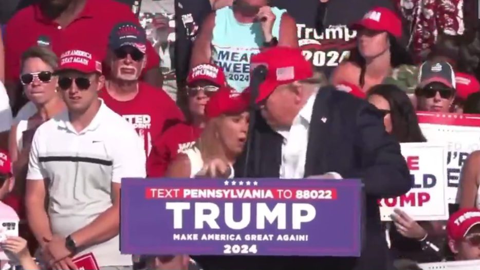 VÍDEO: veja momento em que Donald Trump é retirado de comício após barulho de tiros VÍDEO: veja momento em que Donald Trump é retirado de comício após barulho de tiros