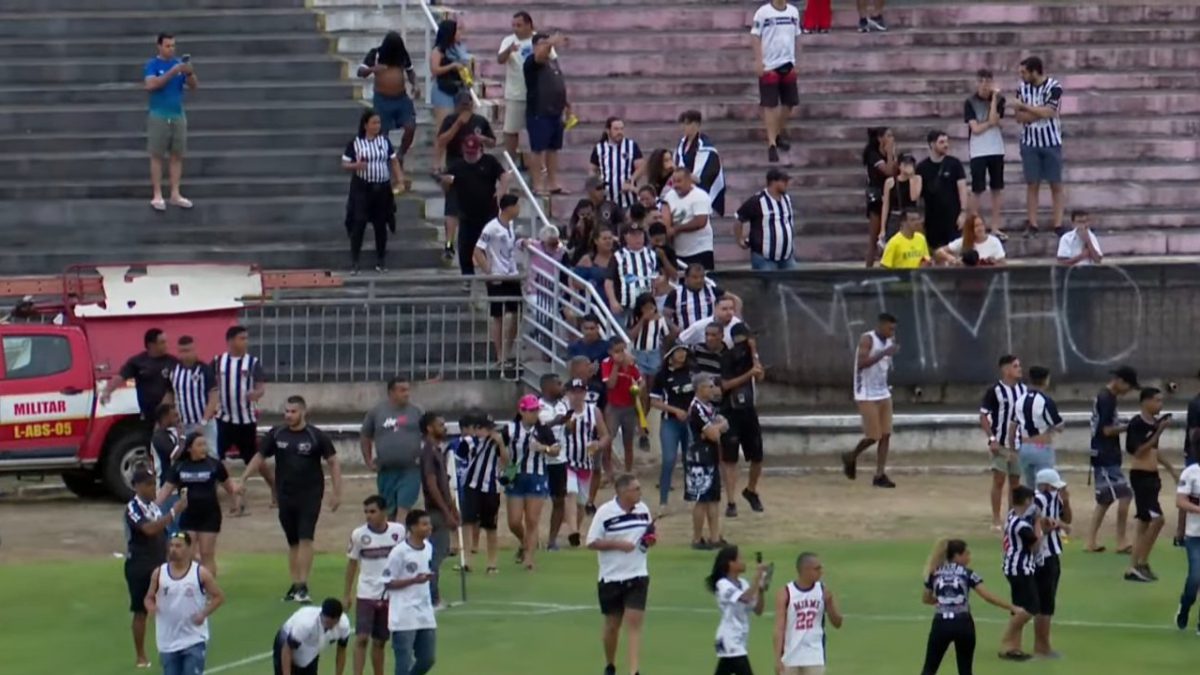 Botafogo-PB x Confiança é paralisado por confusão fora do Almeidão, e polícia autoriza entrada de torcedores em campo Botafogo-PB x Confiança é paralisado por confusão. Foto: Reprodução/Transmissão.