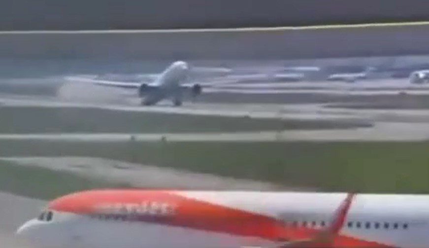 VÍDEO: avião da LATAM bate e arrasta cauda ao decolar Avião, Acidente, Cauda