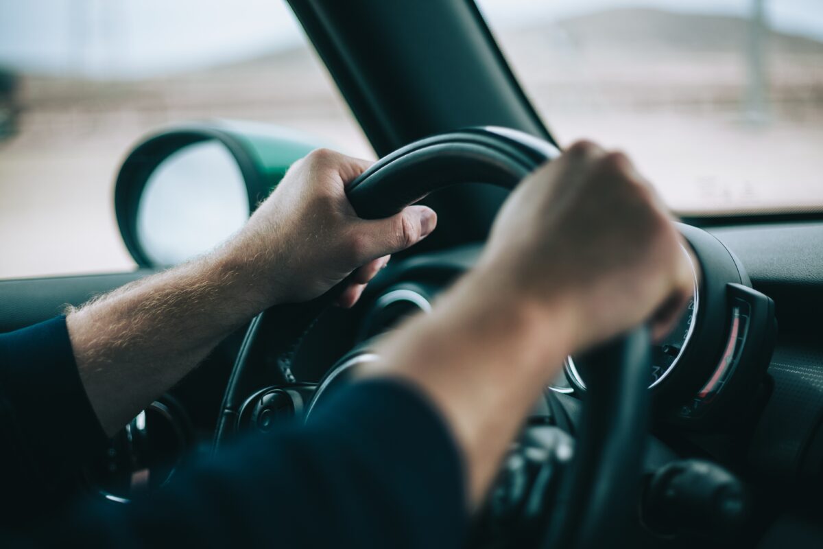 Alugar um carro pode ser mais econômico para viajar; veja dicas para evitar erros Mês de Férias: dicas para evitar erros na hora de alugar um carro