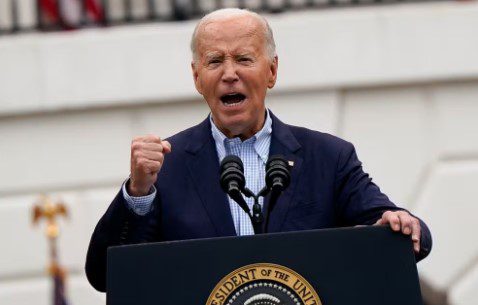 Em carta a deputados, Joe Biden recusa pedidos para desistir de concorrer à presidência: 'é hora de acabar com isso' Joe Biden durante evento do Dia da Independência na Casa Branca, em 4 de julho de 2024 — Foto: REUTERS/Elizabeth Frantz