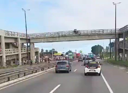 Trânsito na BR-230 fica 'travado' com protesto em João Pessoa e engarrafamento ultrapassa 4 quilômetros Protesto deixou transito lento