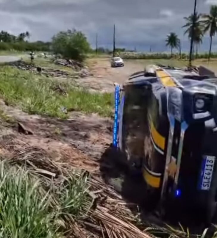 Motorista do Samu é atropelado em acidente envolvendo dois carros, ambulância e viatura da PRF, na BR-101 Acidente, Motorista, Samu
