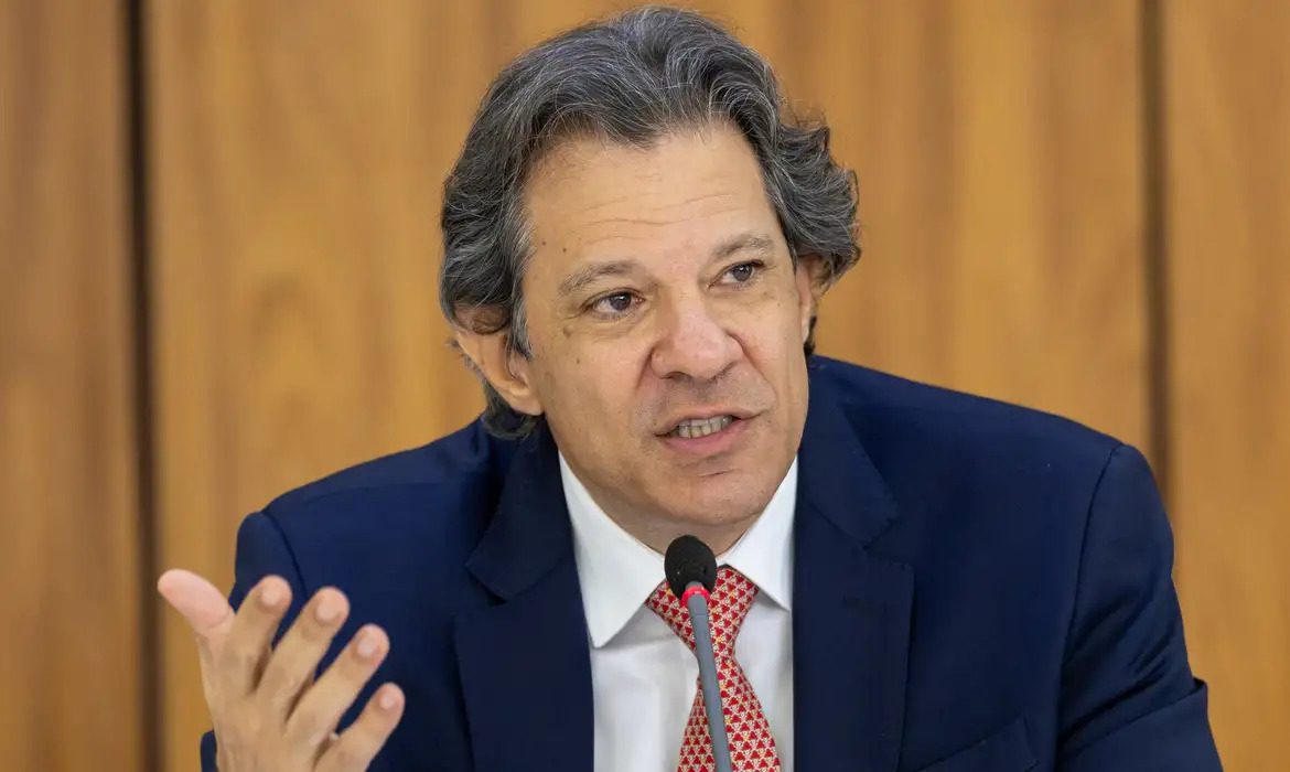 Após pressão, Haddad anuncia corte de R$ 25,9 bilhões em despesas obrigatórias Haddad corte