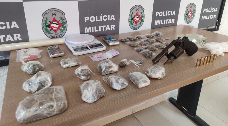 Polícia Militar prende dois suspeitos por tráfico de droga em João Pessoa; arma e drogas são apreendidas Polícia Militar prende dois suspeitos por tráfico de droga em João Pessoa; arma e drogas são apreendidas