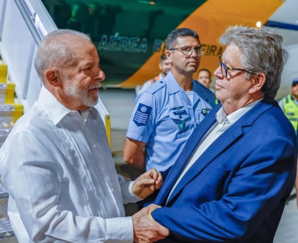 Na Paraíba, Lula cumpre hoje agenda em Riachão do Poço e João Pessoa Lula e João Azevêdo, ontem (29) no aeroporto Castro Pinto.
