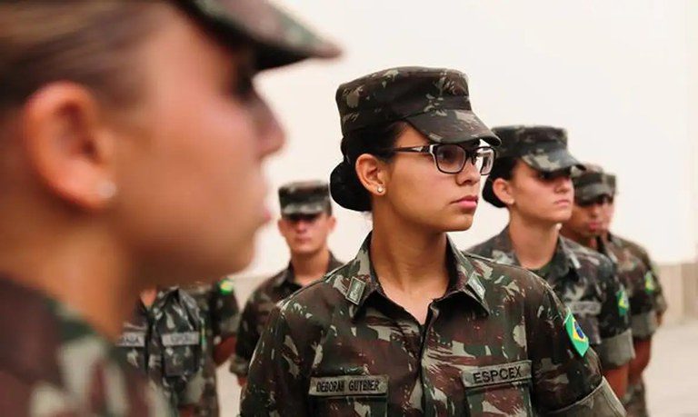 Brasil passa a permitir o alistamento militar feminino aos 18 anos; conheça regras Brasil passa a permitir o alistamento militar feminino aos 18 anos; conheça regras